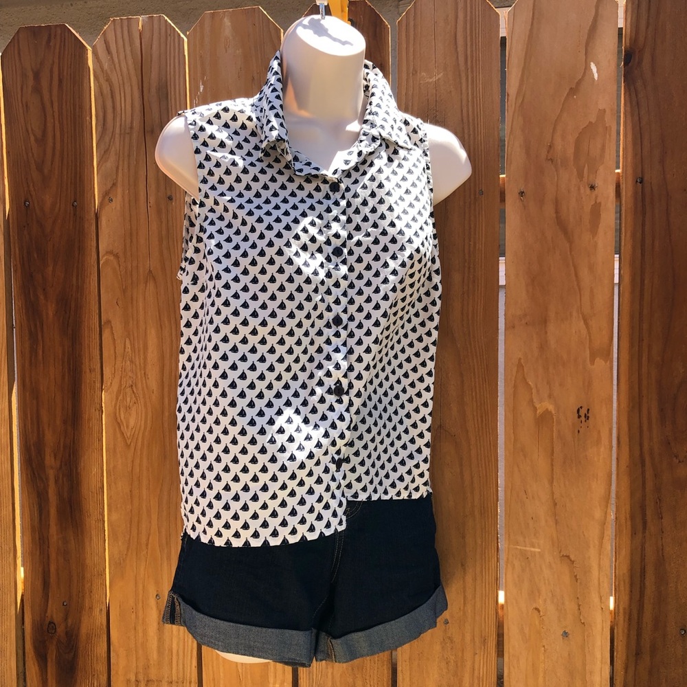 Forever 21 Tank sleeveless blouse with cute sailing boats button Dan
Size Medium